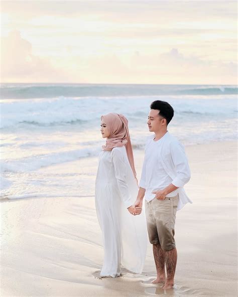 Foto prewedding memang bukan sesuatu yang harus dilakukan, untuk konsep outdoor memang identik. 10 Inspirasi Foto Prewed dengan Hijab, Referensi Pasangan ...
