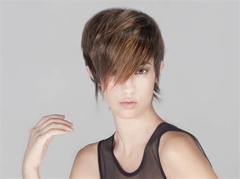 It makes your thin hair looking puffy at the age of 50. Short hairstyle with a high crown and sharp tips on the sides