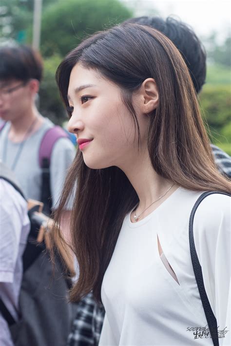 fan snapshots of i o i s chaeyeon in public reveal her true beauty