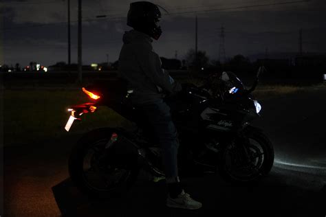 夜間のランニングや自転車・バイクの安全対策に活躍する発光ジャケット｢ピカジャケ｣を着てみた ギズモード・ジャパン