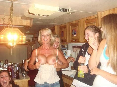 Mom Showing Her Tits Porn Sex Photos