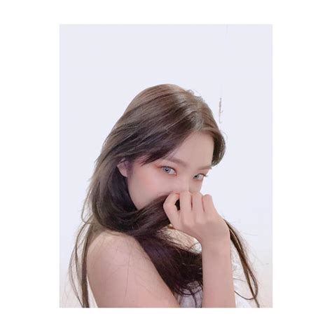 Netizens Believe That Red Velvet Irene S Latest Selfies Make Her Look Like Taeyeon Allkpop