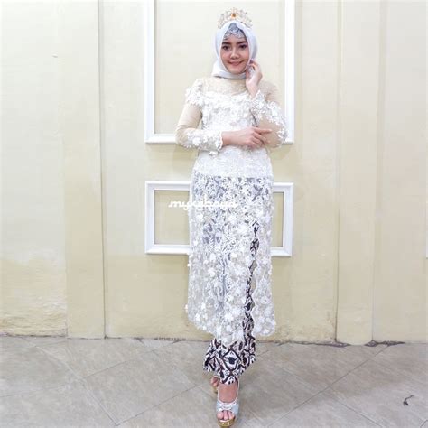Lebar kain 150 cm bahan halus dan lembut, biasa dipakai untuk kebaya / variasi gaun tersedia banyak pilihan warna mohon memberikan keterangan warna. Kebaya Akad Putih Modern Set Payet Jepang Mengkilap Mewah ...