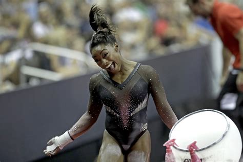 Instagram.com/simonebiles name of high school: Simone Biles evenaart legendarisch turnrecord en pakt uit ...
