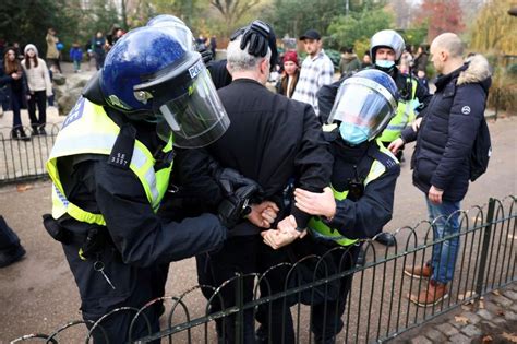 اعتقال عشرات المتظاهرين ضد الإغلاق في لندن