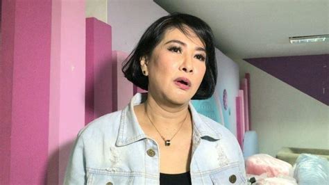 Tampil Berani Diatas Usia Tahun Bintang Film Yurike Prastika 130140 Hot Sex Picture