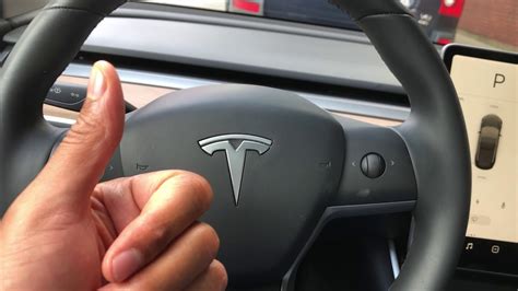 Tesla Model 3 – How to turn on/off ceiling lights 