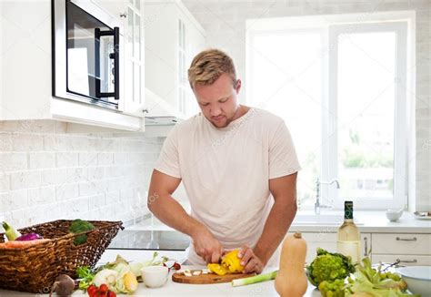 Prepara un rápido y ligero plato típico de la cocina asiática con el sabor adicional que sólo puede aportar la barbacoa. hombre cocinando en casa preparando la ensalada en cocina ...