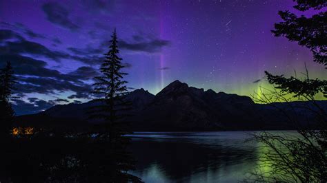 Download Wallpaper 1366x768 Aurora Borealis Banff National Park