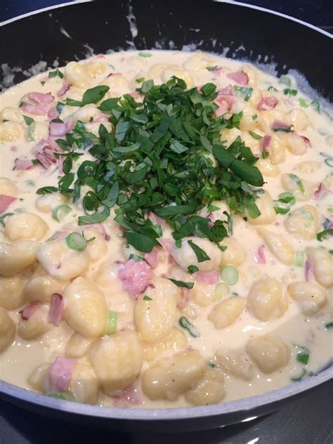 Gnocchi mit Weißwein- Sahne - Soße und Schinken 3 9 5