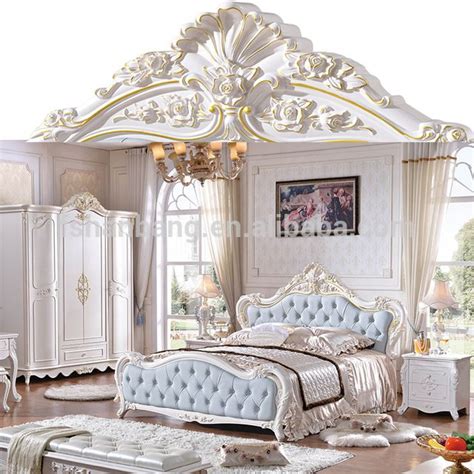 Complete an entire room with a matching bedroom set that includes a bed frame, bedroom armoire, dresser, chest and nightstand. Source Juego de muebles de dormitorio antiguo de lujo King ...