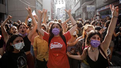 Istanbul Police Fire Tear Gas On Pride March Dw
