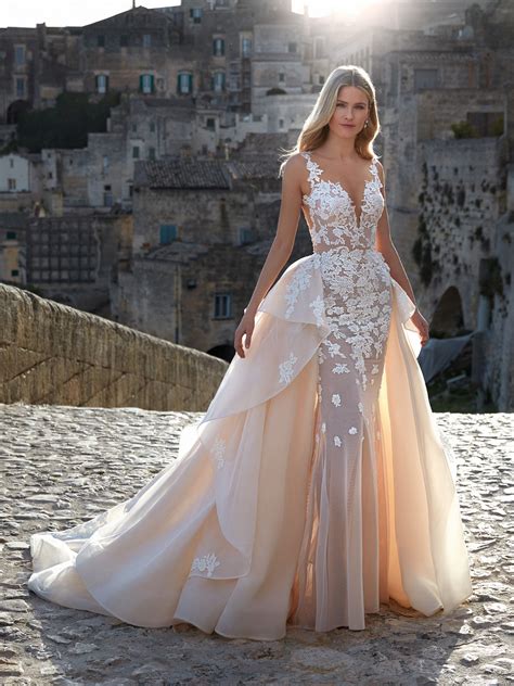 Un abito originale su misura ed esclusivo. Moda sposa 2021 - Collezione ROMANCE. RO12106. Abito da ...