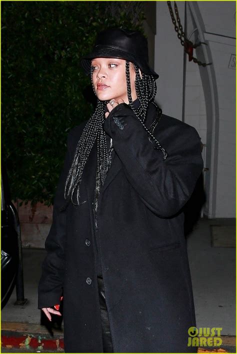 Rihanna Looks Chic In All Black While Getting A Meal In Santa Monica