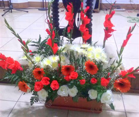 ARREGLO FLORAL CON ROSAS ANARANJADAS Y BLANCAS Arreglos Florales