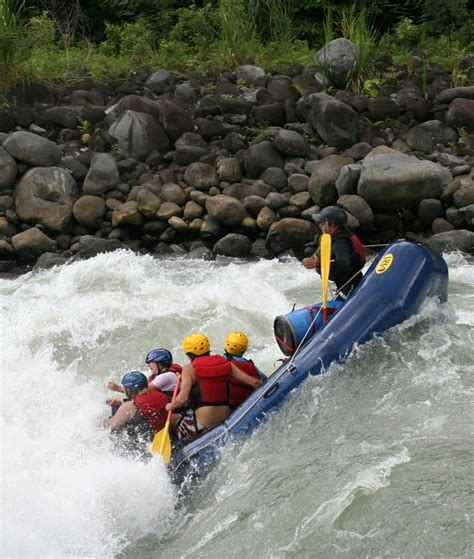 Rafting En Los Rápidos De Costa Rica
