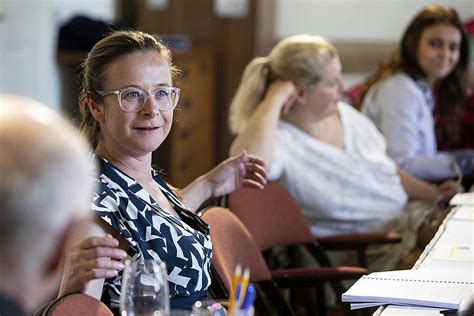 V dramatikově pozdní hře, v níž zasadil české země na břeh moře, hrají martin hofmann, petra špalková, veronika arichteva. Zimní pohádka - 1. čtená - foto: Markéta Navrátilová