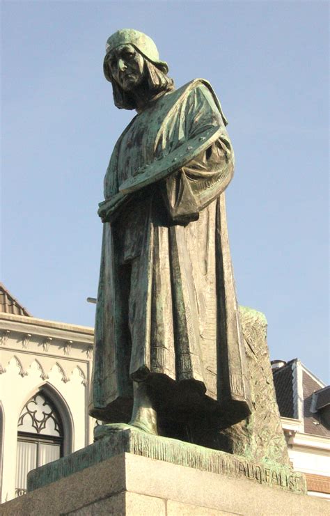 S Hertogenbosch Markt Het Bronzen Standbeeld Van Jeroen Bosch Is Vanaf De Sokkel Gemeten
