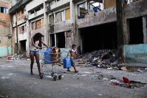 la dura realidad de las favelas de rio de janeiro