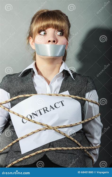 femme d affaires liée par contrat avec la bouche attachée du ruban adhésif photo stock image