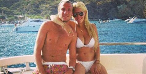 Wanda nara, maxi lopez ile evliyken çıktıkları tekneli yaz tatilinde lopez'in takım arkadaşı mauro icardi ile aralarında aşk başlamış; Wanda Nara-Maxi Lopez, le minacce al telefono. Lui: "Ti ...
