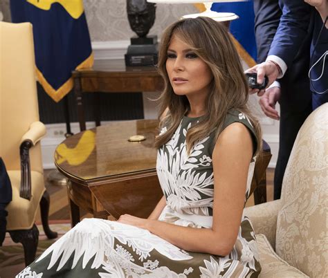 melania didn t embrace role of first lady because she can t hide fake smiles well says body