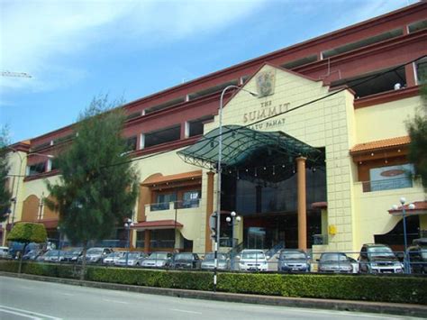 The location is another plus to the hotel. Summit Parade - Shopping Center - Batu Pahat | TravelMalaysia