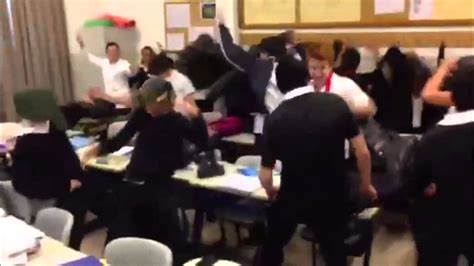 Avusturya lisesi dostları, öğretmenler, mezunlar ve öğrenciler kullanmadıkları kitapları kütüphaneye iletmektedirler. Harlem Shake In Austrian High School (Avusturya Lisesi ...