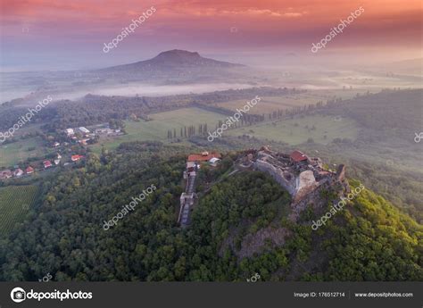 Vælg mellem et stort udvalg af lignende scener. Фортеця Szigliget — Стокове фото © csakisti #176512714