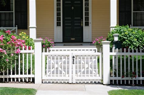 Forget digging deep holes or pouring concrete this unique system takes a lot of the. 27 Beautiful White Fence Ideas to Add Curb Appeal to your Home