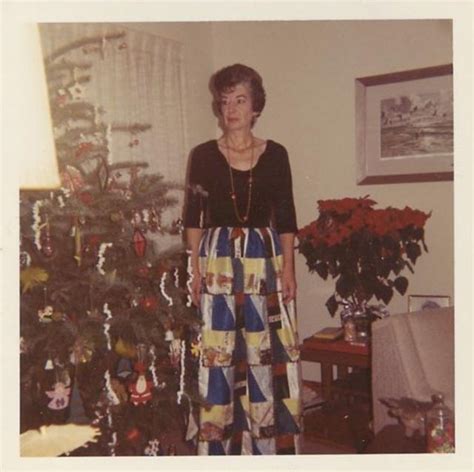 50 vintage snaps show people dressing up for christmas in the 1970s usstories oldusstories
