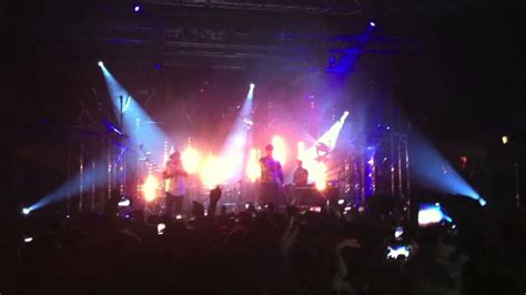 Salgo su un bmw asap, insieme a un paio di cani. GUE PEQUENO scappati di casa LIVE CLUB TREZZO HD - YouTube