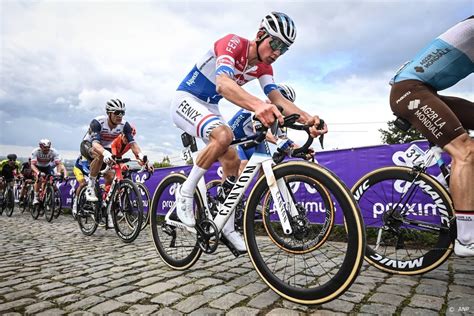 Il a battu de 6 secondes les favoris slovènes du tour, le tenant du titre tadej pogacar et son dauphin de l'année passée primoz. Van der Poel: ik bleef sprinten met verzuring tot achter ...