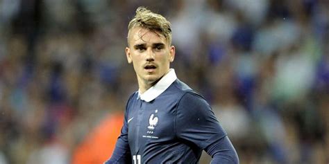 Great antoine griezmann grew out his hair but shaved, then restart his hair growth journey and now is more than 2 years growing. Antoine Griezmann Coiffure 2019 | Coiffures Cheveux Longs