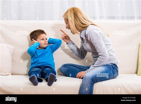 Enojado Madre Es Regañar A Su Hijo Fotografía De Stock Alamy
