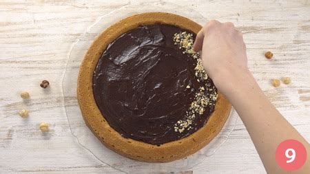 Trasferite la sabbiatura sul piano da lavoro 2, formate una conca nel mezzo e versate i tuorli 3, Ricetta Crostata morbida alla Nutella - Consigli e ...