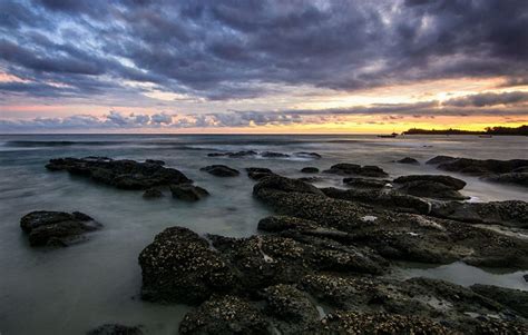 Batu hitam is the malay name for black rock beach, which, as the name suggests, is formed out of fair, white sands and black volcanic rocks. Tempat Menarik Di Kuantan Untuk Dilawati - Destinasi Percutian