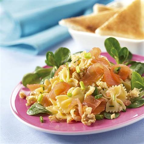 Pastasalade met gerookte zalm roerei en walnoten recept