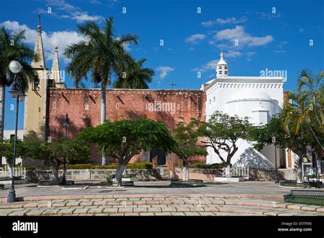 La Iglesia De Santa Ana Y El Parque De Santa Ana Mérida Yucatán