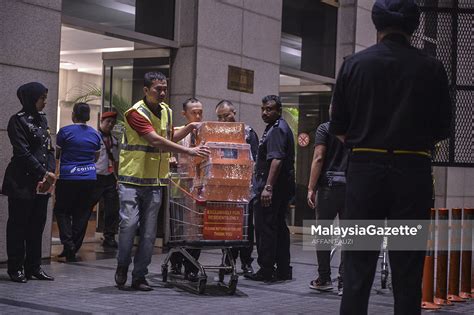 Beri kereta pada pihak ketiga. Tiada pihak ketiga hadir tuntut harta Najib, 17 yang lain