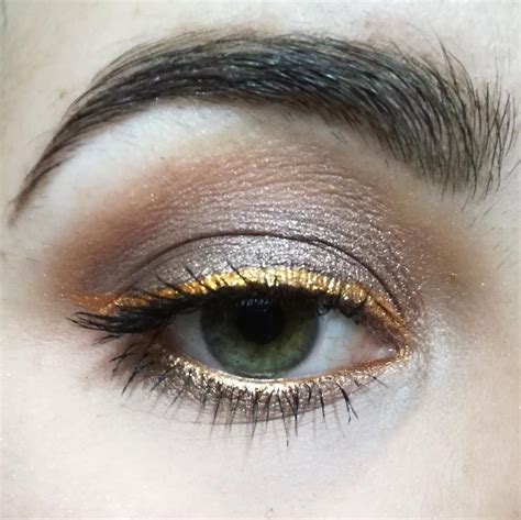 Gold Eyeliner Is Trending On Pinterest Heres Why Maquillaje