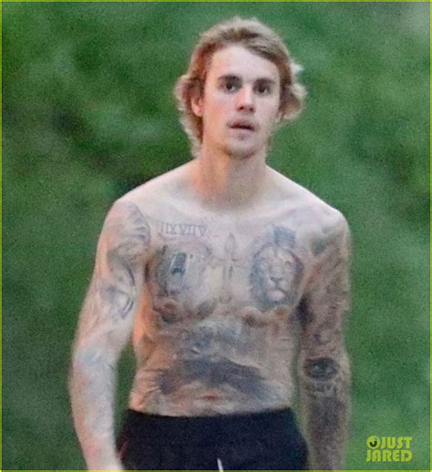 Justin Bieber Goes Shirtless For His Neighborhood Stroll Photo 4056124