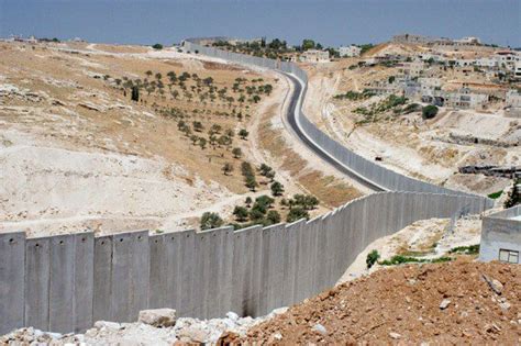 O conflito entre israel e palestina é uma disputa sobre a posse do território palestino e está no centro de debates políticos e diplomáticos atuais. Palestina Livre: O Muro da Vergonha