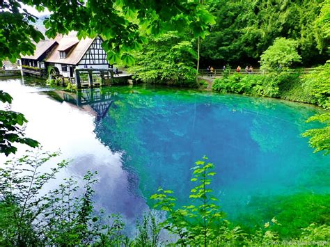 The blautopf is a spring that serves as the source of the river blau in the karst landscape on the swabian jura's southern edge. Ausflugtipp: Der Blautopf in Blaubeuren | Reise Blögle