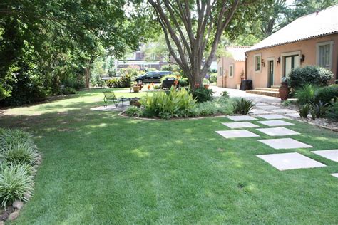 Check out travertina raw slabs, made out of concrete and more resistant than porous natural travertine. pea gravel walkways | Pea Gravel Walkway Entertaining ...