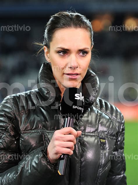 1 von nicht nur die news sind brandheiß: Fussball 2. Bundesliga: SKY Moderatorin Esther Sedlaczek ...
