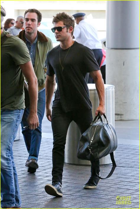 Zac Efron Checks In His Muscles At Lax Airport Photo 3096952 Zac