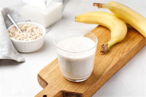 Cocktail De Leite Com Banana E Aveia Batido De Banana Milkshake Com Aveia E Banana Caf Da Manh