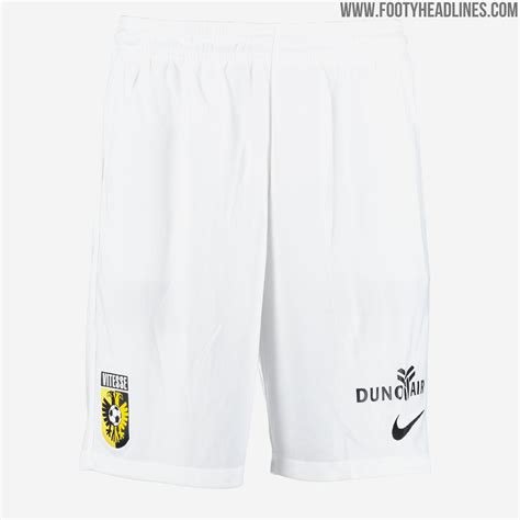 Mijn eerste echte herinnering is op de berg rond 1971, een de diepte inlopende bennie hofs (oom. Vitesse 19-20 Trikots Veröffentlicht - Nur Fussball