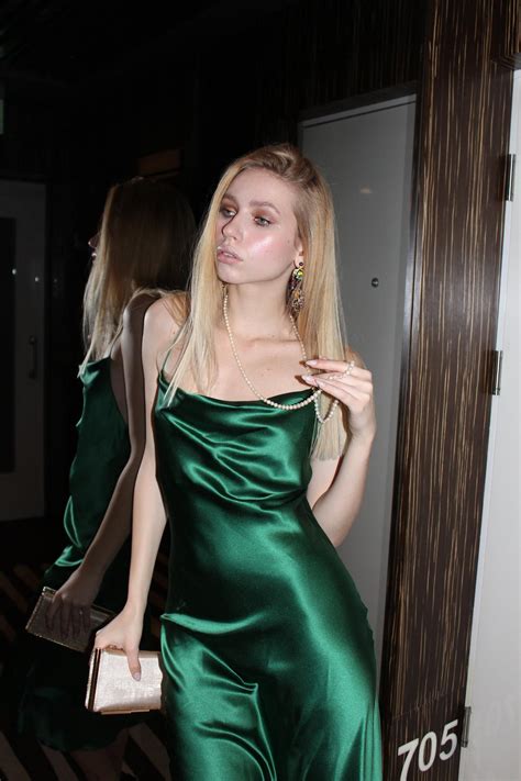 Pin By Eduard Pavlovskiy On Идеал In 2020 Green Satin Dress Silky